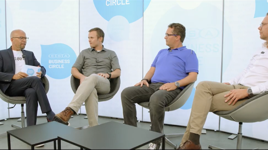 Vier Männer sitzen in Talkshow-Manier im ESA Filmstudio