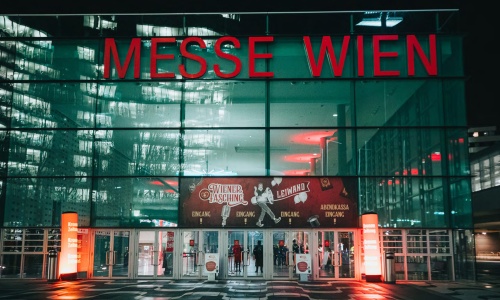 Eingangsbereich der Messe Wien mit Wiener Fasching